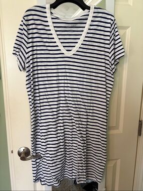Universal Thread White and Navy Striped Tee